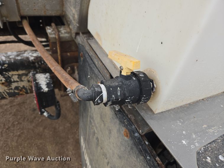 image for item ER5046 1995 Ford F700 spreader truck