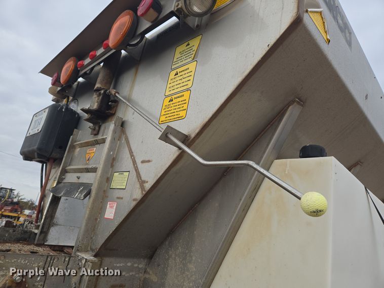 image for item ER5046 1995 Ford F700 spreader truck