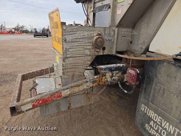 image for item ER5046 1995 Ford F700 spreader truck