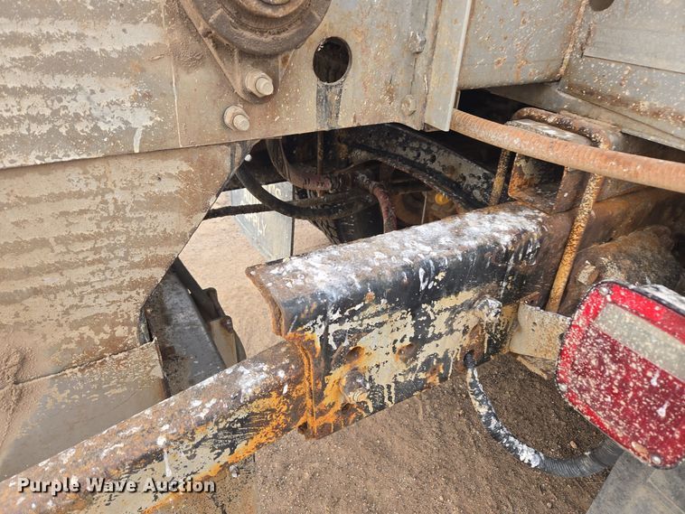 image for item ER5046 1995 Ford F700 spreader truck