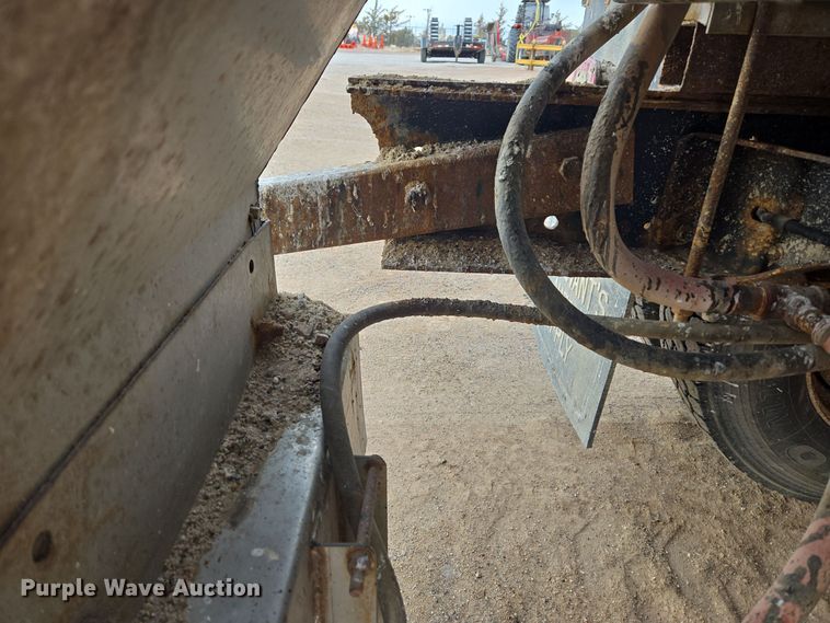 image for item ER5046 1995 Ford F700 spreader truck