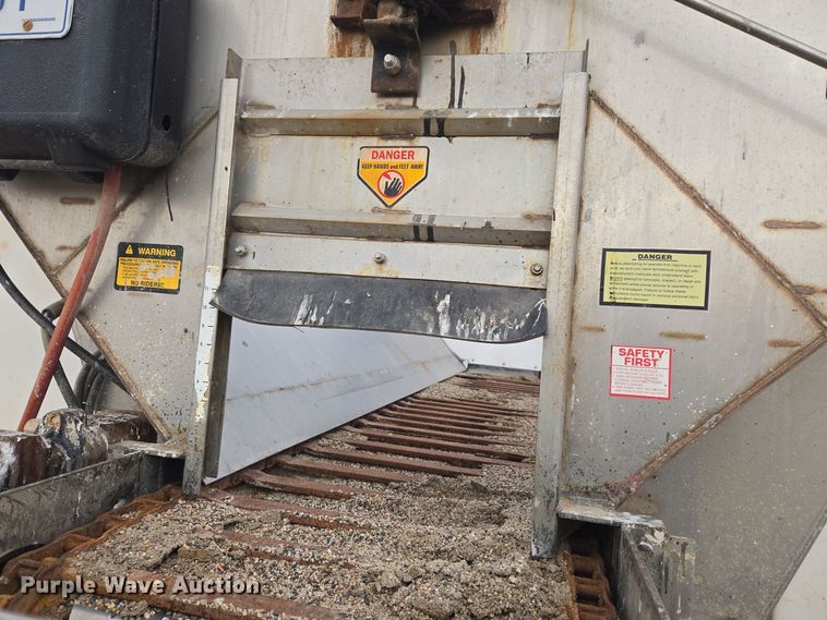 image for item ER5046 1995 Ford F700 spreader truck