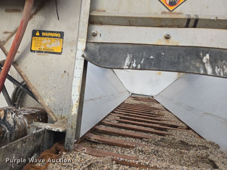 image for item ER5046 1995 Ford F700 spreader truck