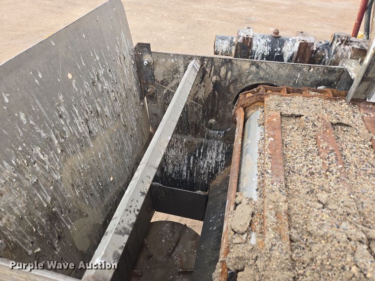 image for item ER5046 1995 Ford F700 spreader truck