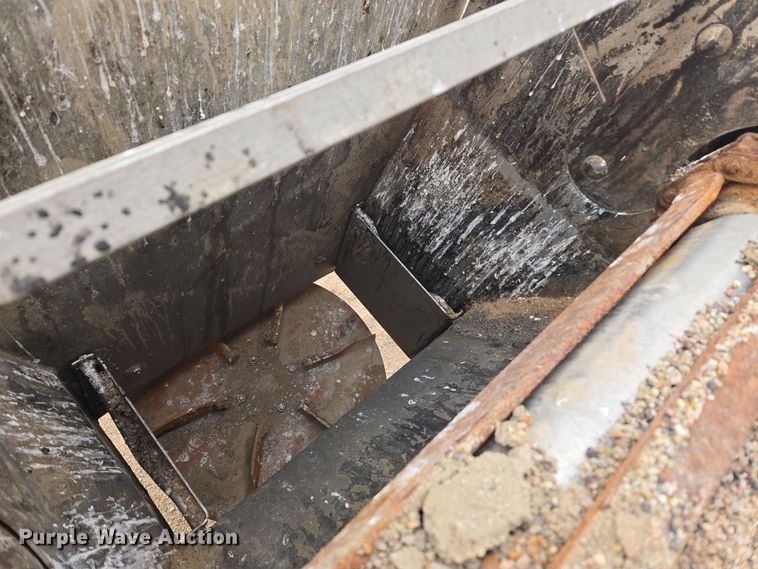 image for item ER5046 1995 Ford F700 spreader truck