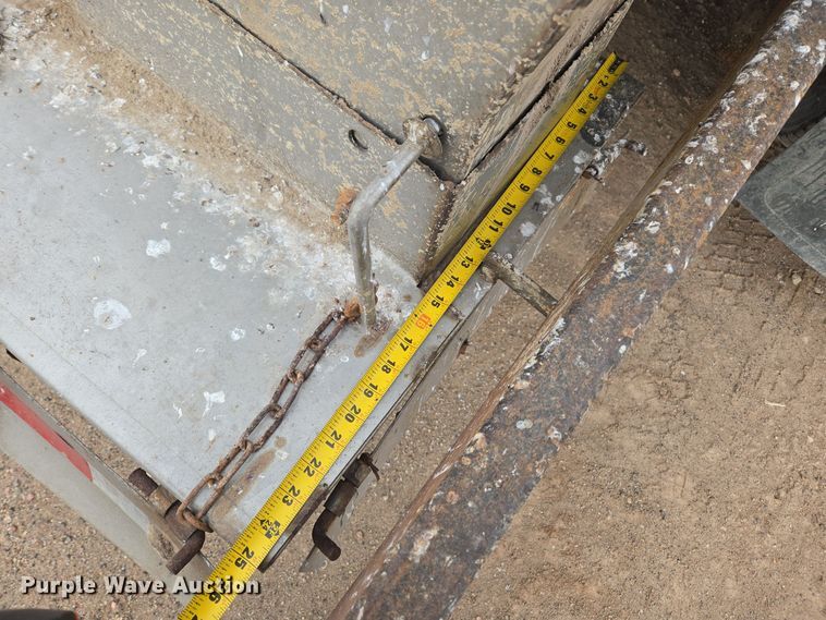 image for item ER5046 1995 Ford F700 spreader truck