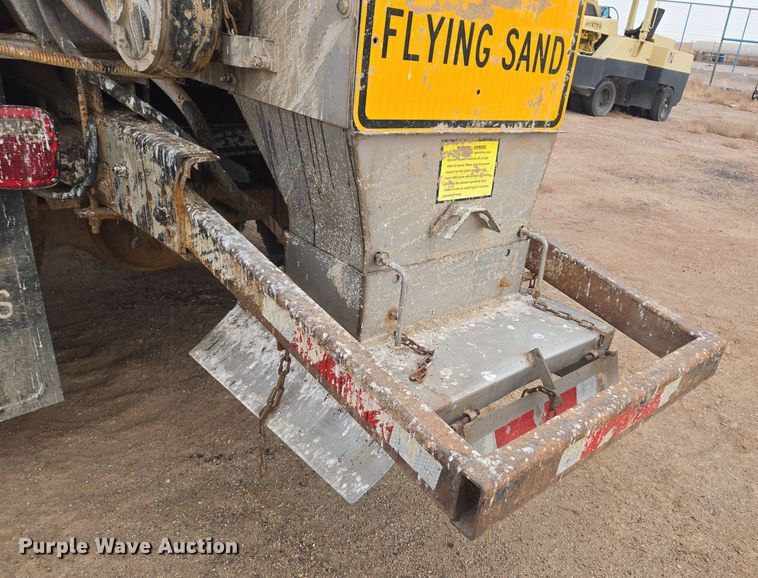 image for item ER5046 1995 Ford F700 spreader truck