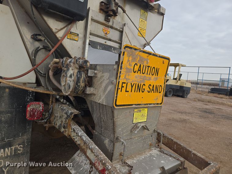 image for item ER5046 1995 Ford F700 spreader truck