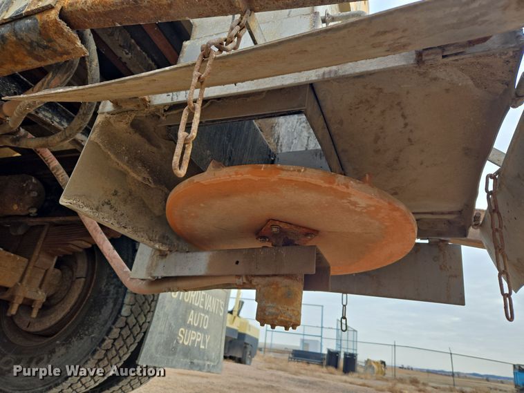 image for item ER5046 1995 Ford F700 spreader truck