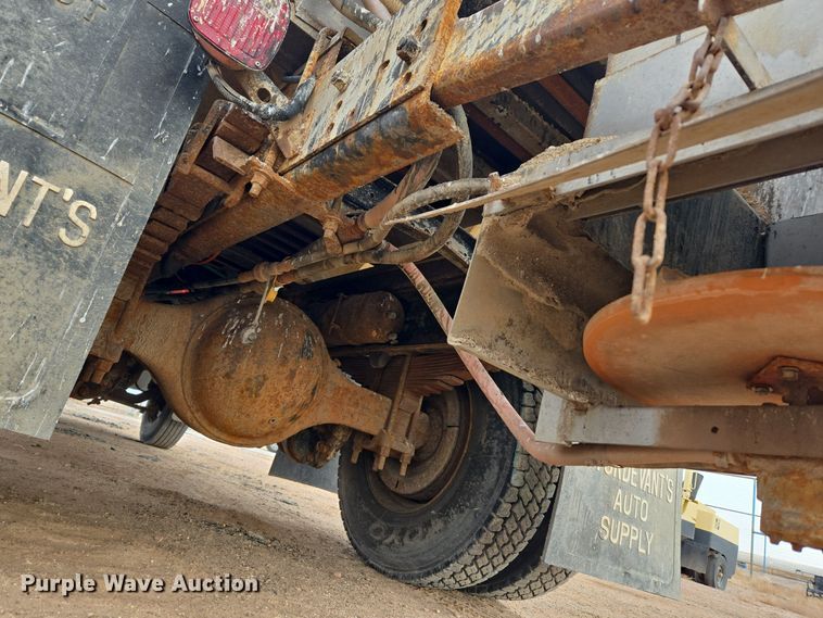 image for item ER5046 1995 Ford F700 spreader truck