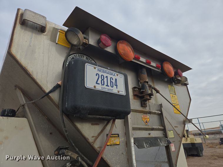 image for item ER5046 1995 Ford F700 spreader truck