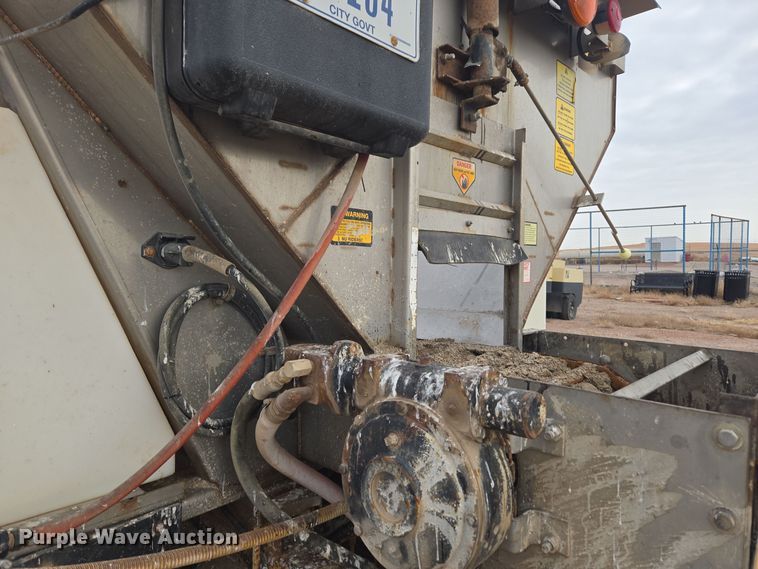 image for item ER5046 1995 Ford F700 spreader truck