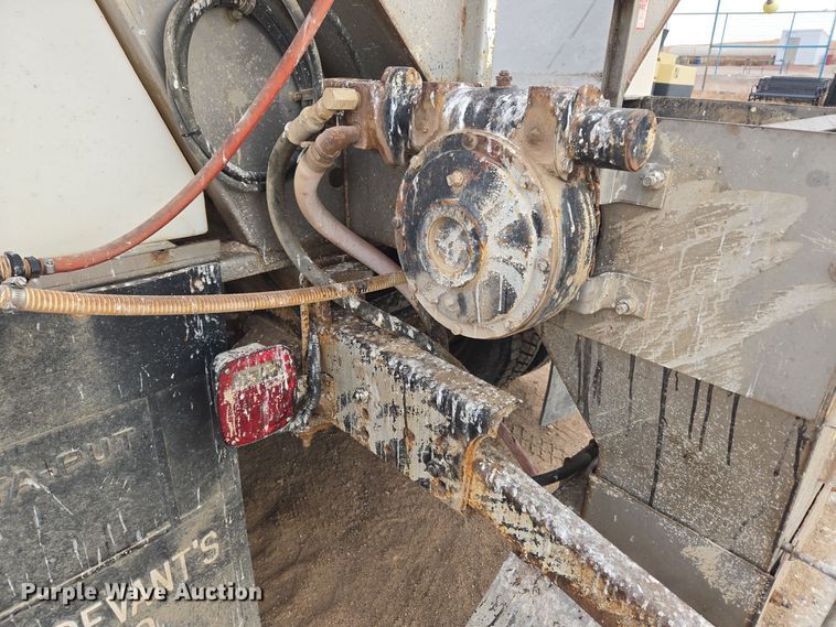 image for item ER5046 1995 Ford F700 spreader truck