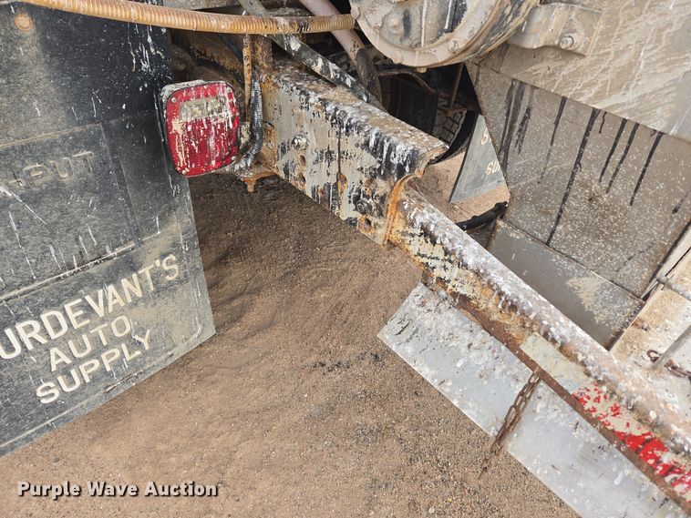 image for item ER5046 1995 Ford F700 spreader truck