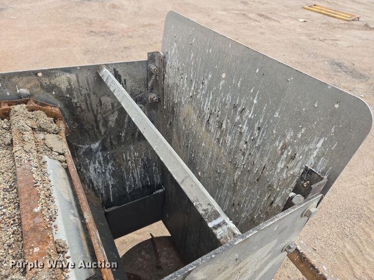 image for item ER5046 1995 Ford F700 spreader truck