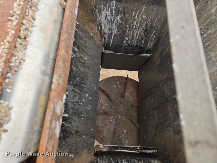 image for item ER5046 1995 Ford F700 spreader truck