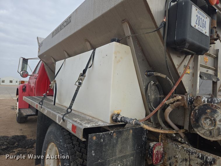 image for item ER5046 1995 Ford F700 spreader truck