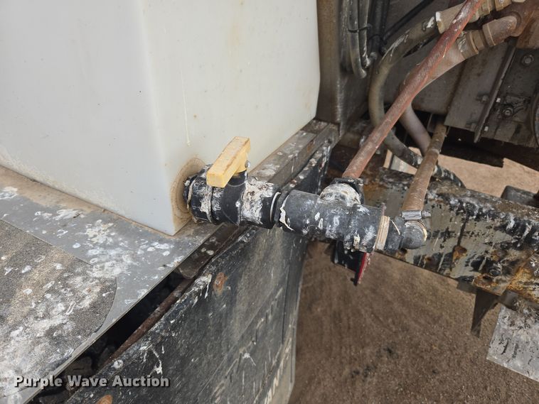 image for item ER5046 1995 Ford F700 spreader truck