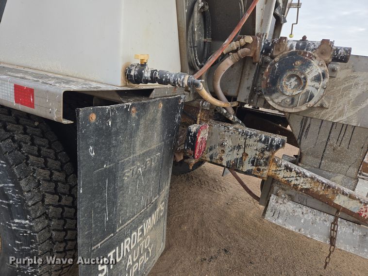 image for item ER5046 1995 Ford F700 spreader truck