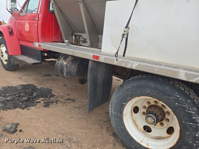 image for item ER5046 1995 Ford F700 spreader truck
