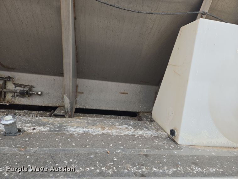 image for item ER5046 1995 Ford F700 spreader truck