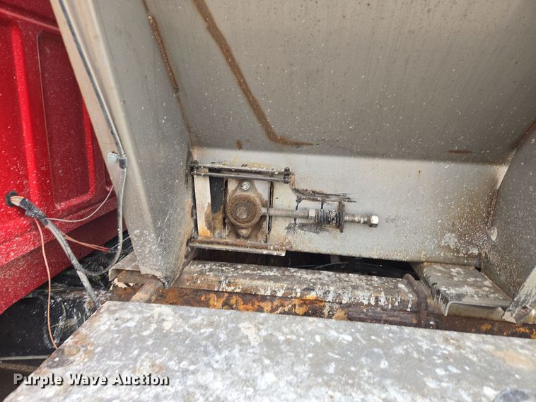 image for item ER5046 1995 Ford F700 spreader truck