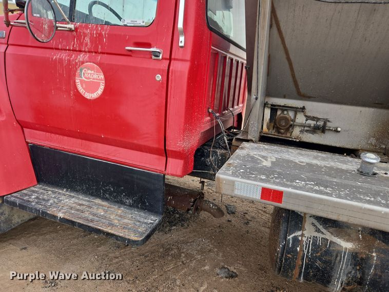 image for item ER5046 1995 Ford F700 spreader truck