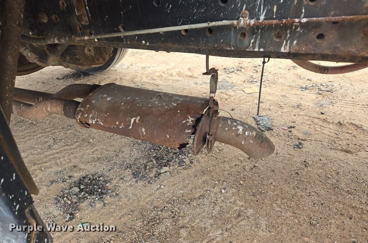 image for item ER5046 1995 Ford F700 spreader truck