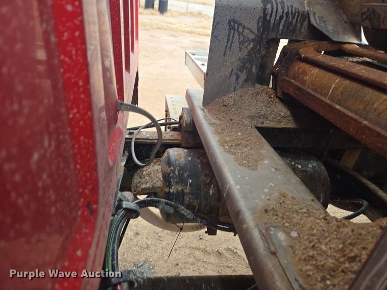 image for item ER5046 1995 Ford F700 spreader truck