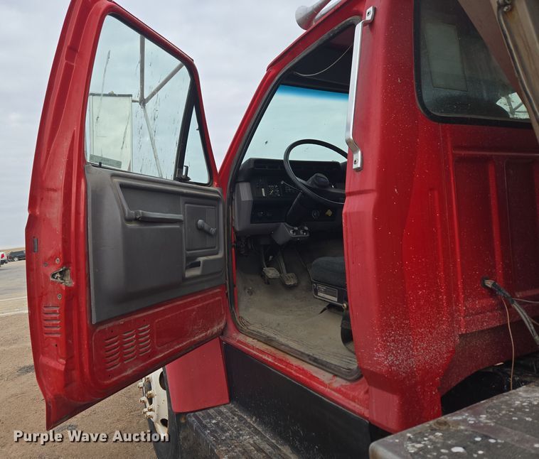 image for item ER5046 1995 Ford F700 spreader truck