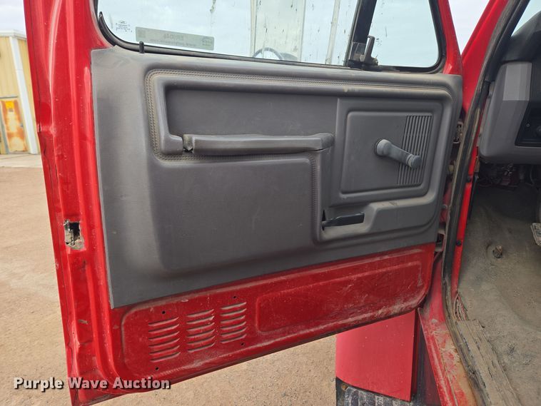 image for item ER5046 1995 Ford F700 spreader truck