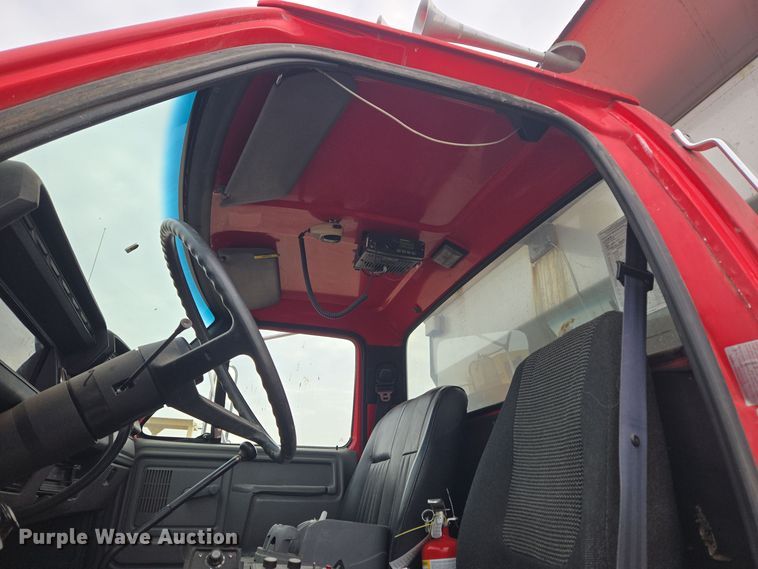 image for item ER5046 1995 Ford F700 spreader truck