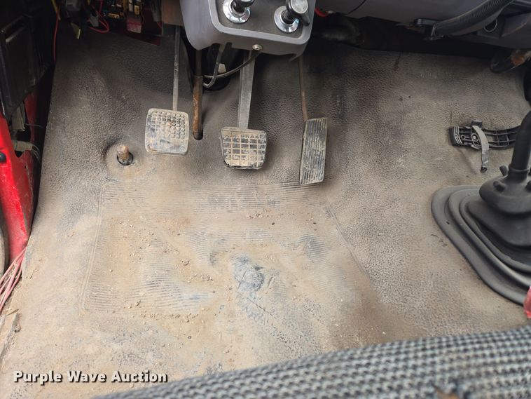 image for item ER5046 1995 Ford F700 spreader truck