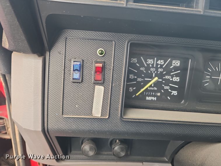 image for item ER5046 1995 Ford F700 spreader truck