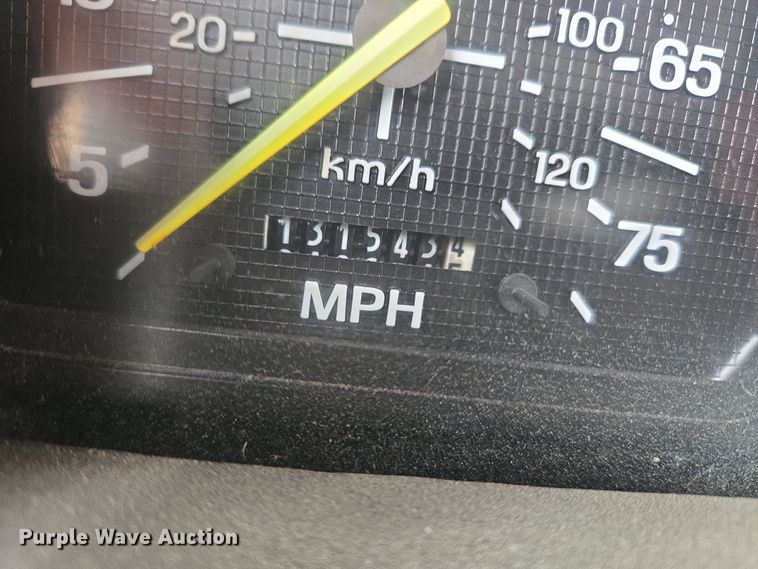 image for item ER5046 1995 Ford F700 spreader truck