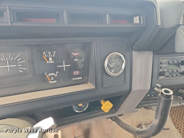 image for item ER5046 1995 Ford F700 spreader truck