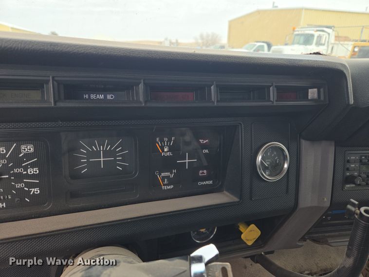 image for item ER5046 1995 Ford F700 spreader truck