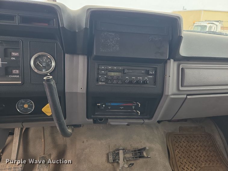 image for item ER5046 1995 Ford F700 spreader truck