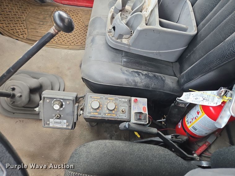 image for item ER5046 1995 Ford F700 spreader truck