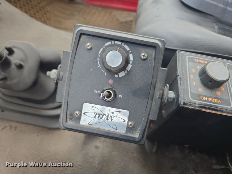 image for item ER5046 1995 Ford F700 spreader truck