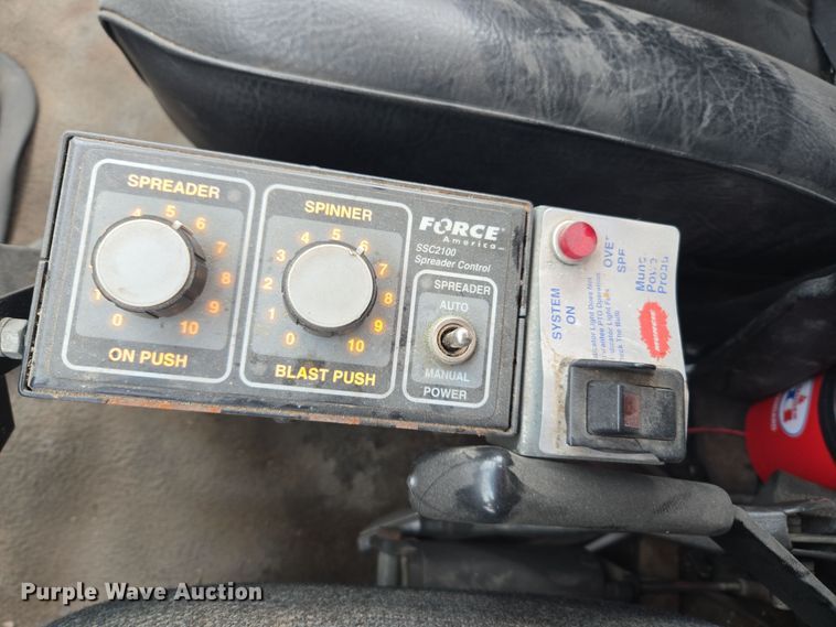 image for item ER5046 1995 Ford F700 spreader truck