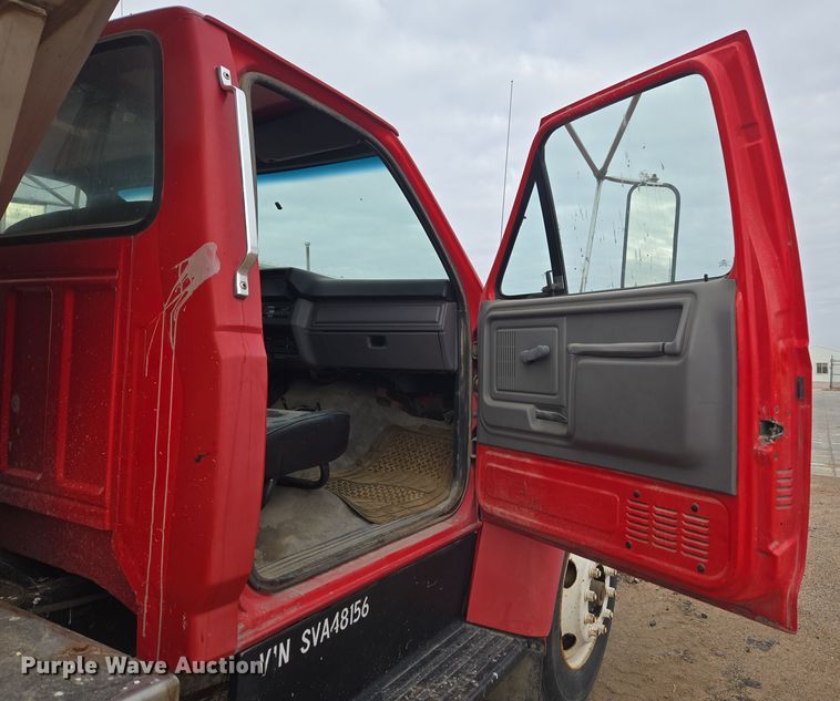 image for item ER5046 1995 Ford F700 spreader truck