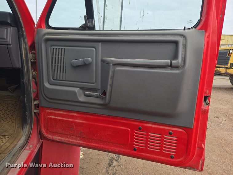 image for item ER5046 1995 Ford F700 spreader truck