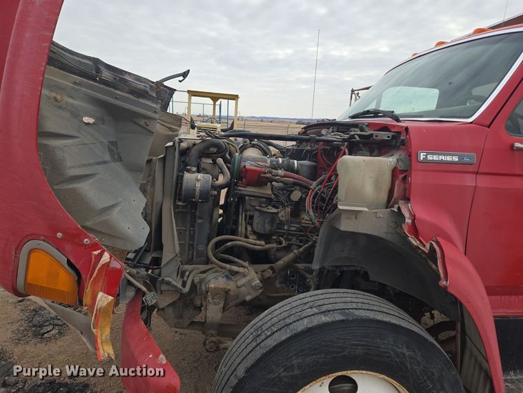 image for item ER5046 1995 Ford F700 spreader truck