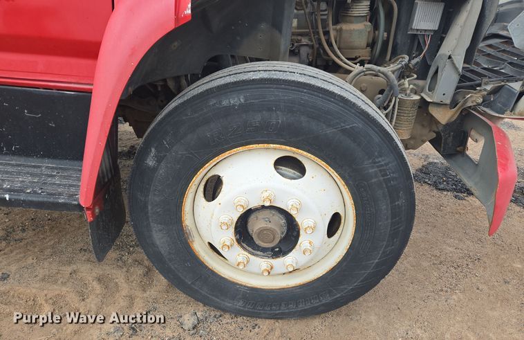 image for item ER5046 1995 Ford F700 spreader truck