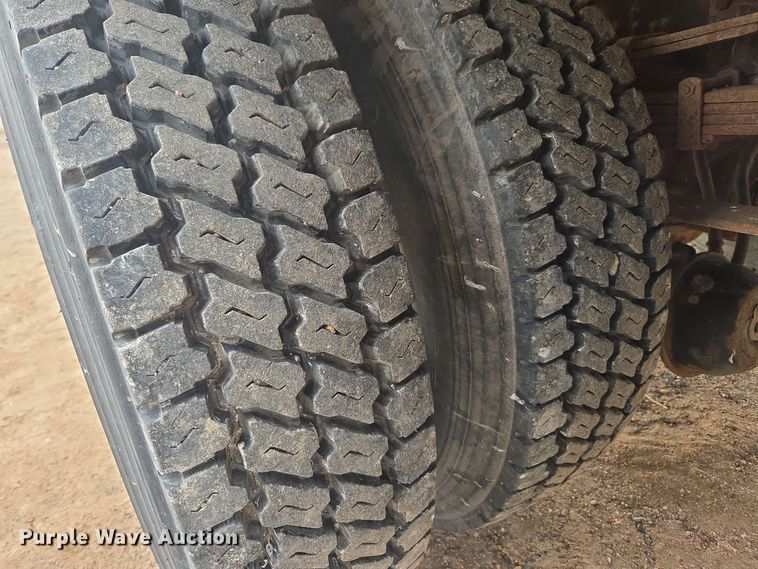 image for item ER5046 1995 Ford F700 spreader truck