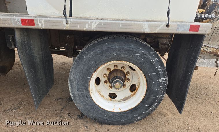 image for item ER5046 1995 Ford F700 spreader truck