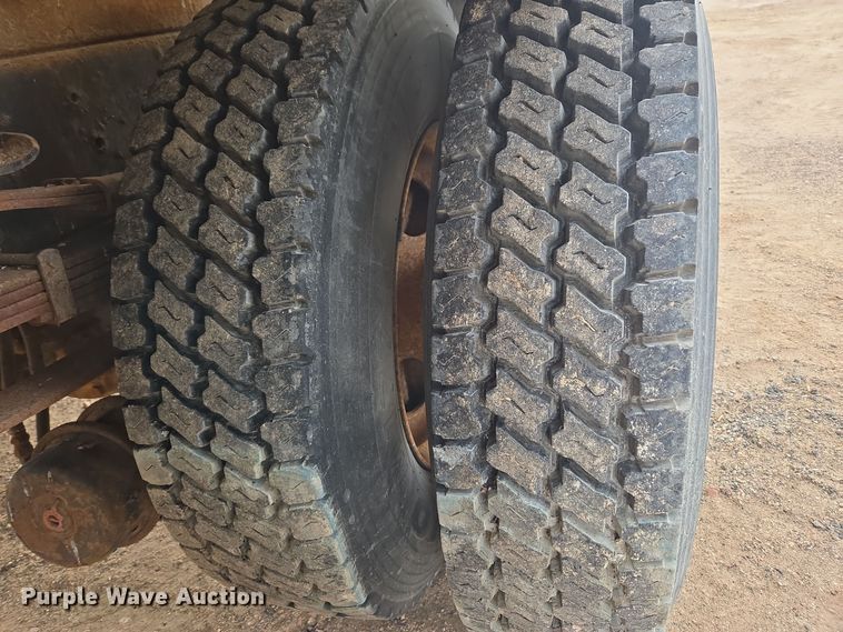 image for item ER5046 1995 Ford F700 spreader truck