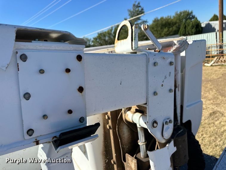 image for item ER8093 2004 Ford F550 Super Duty bucket truck