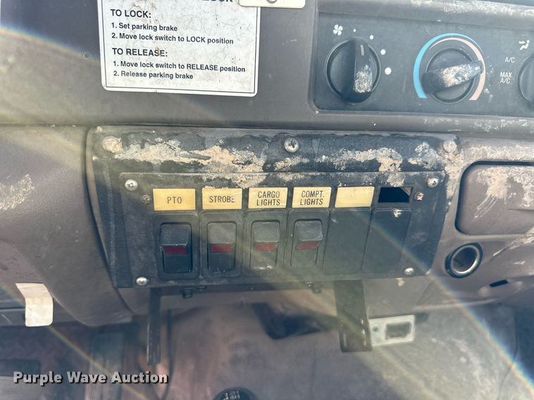 image for item ER8093 2004 Ford F550 Super Duty bucket truck